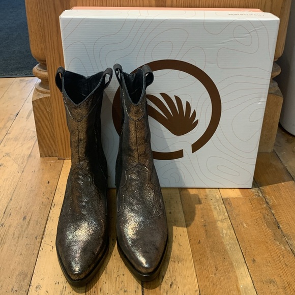 Casta metallic leather boot style Tonya. New in box. Portugal comfort fashion! - Picture 2 of 10